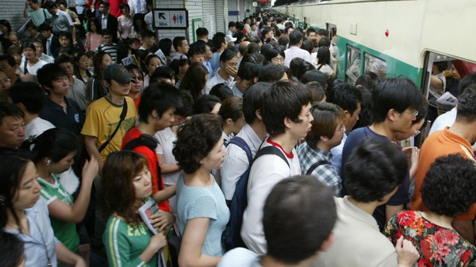 Hành khách lên tàu điện ngầm ở Hàn Quốc