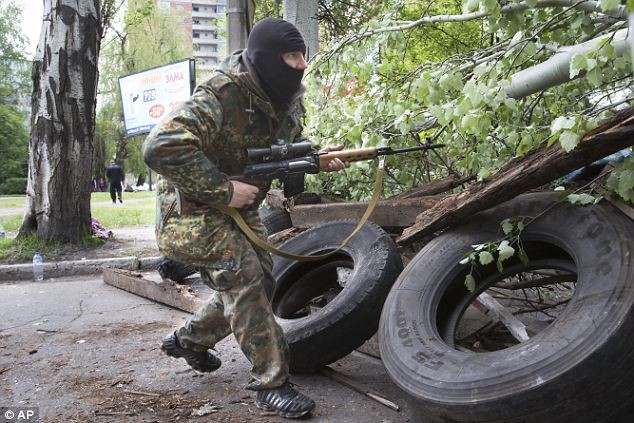 Tay súng ủng hộ Nga lấp sau rào chắn ở Slaviansk.