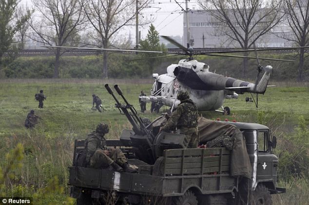 Một trực thăng Mi-24 của Ukraine bị phe biểu tình ly khai bắn hạ bằng tên lửa đất đối không.