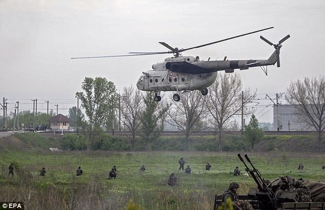 Trực thăng quân sự Ukraine hạ cánh gần Slaviansk.