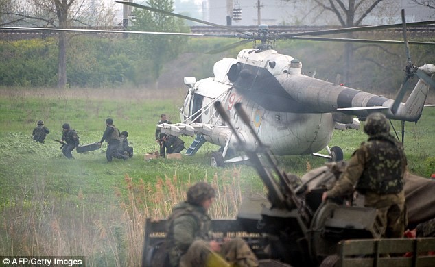 Một chiếc trực thăng quân sự Ukraine hạ cánh tại một trạm kiểm soát mà quân đội đã tước từ tay phe biểu tình sáng sớm ngày 2/5 ở làng Andreevk