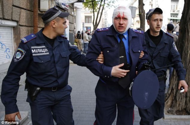 Cảnh sát bị thương sau khi cố gắng ngăn cản hai phe biểu tình đụng độ tại Odessa.