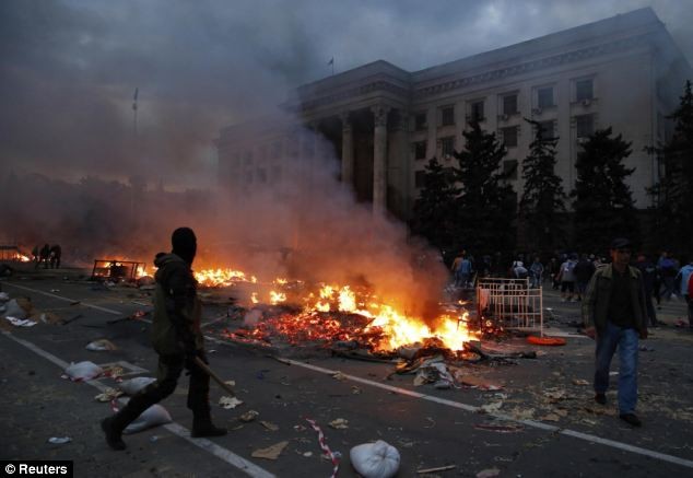 Lều trại của người biểu tình ủng hộ Nga bị đốt cháy trong cuộc đụng độ tại Odessa.