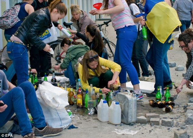 Mặc dù không bị thiệt hại về người sau vụ hỏa hoạn, người biểu tình ủng hộ Kiev chuẩn bị bom xăng cho các cuộc đụng độ với những người biểu tình ủng hộ Nga.