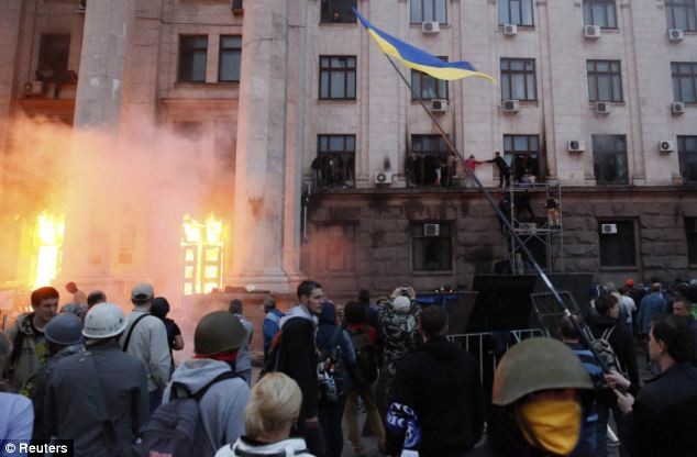 Hàng chục người phải sơ tán khỏi tòa nhà công đoàn đang bốc cháy tại Odessa.