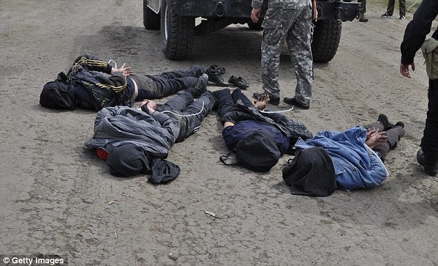 Quân đội Ukraine đã bắt giữ 4 người đàn ông được tin là chịu trách nhiệm về vụ bắn hạ hai trực thăng quân sự của lực lượng này