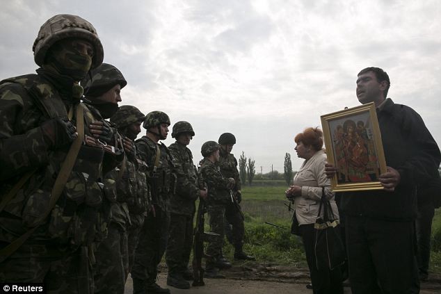 Người dân Slaviansk đối thoại với quân đội Ukraine và yêu cầu họ buông vũ khí bên ngoài thành phố.