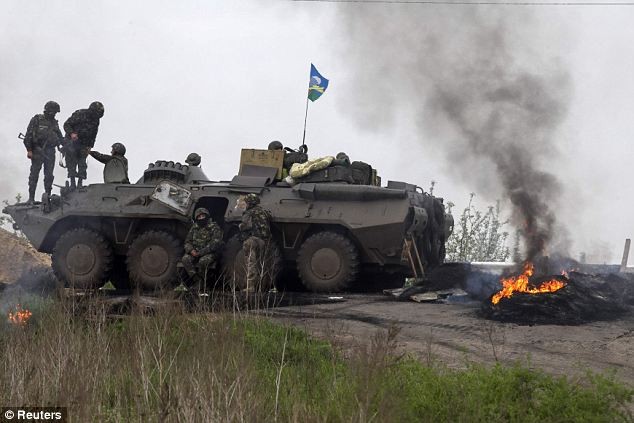 Quân đội Ukraine phá hủy trạm kiểm soát của phe biểu tình.