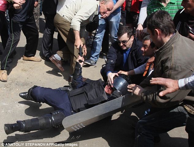 Người biểu tình ủng hộ Nga đụng độ với cảnh sát ở Odessa.