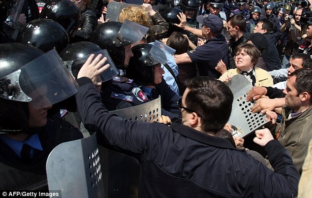 Người biểu tình ủng hộ Nga tấn công cảnh sát ở Odessa.