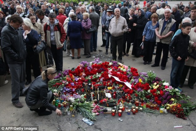 Người biểu tình ủng hộ Nga dâng hoa và nến tưởng niệm các nạn nhân thiệt mạng trong cuộc đụng độ hôm 2/5.