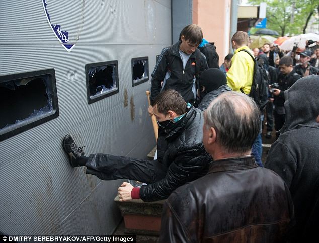 Người biểu tình giận dữ đập vỡ cửa sổ đồn cảnh sát ở Odessa.