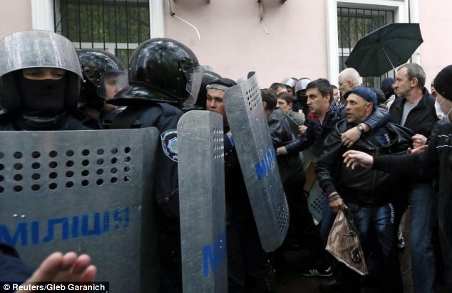 Người biểu tình đã buộc phải đập vỡ các cửa của tòa nhà để giải phóng các tù nhân.