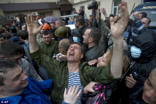 Người biểu tình ủng hộ Nga được giải thoát khỏi đồn cảnh sát.