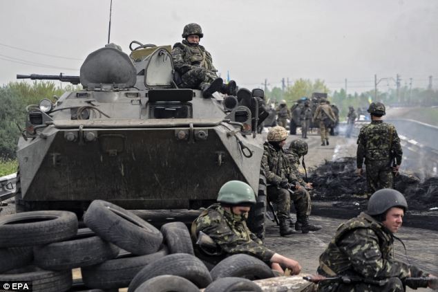 Chỉ huy lực lượng vũ trang Ukraine cho biết, họ đang bao vây 800 người ủng hộ ly khai ở trung tâm Slaviansk.
