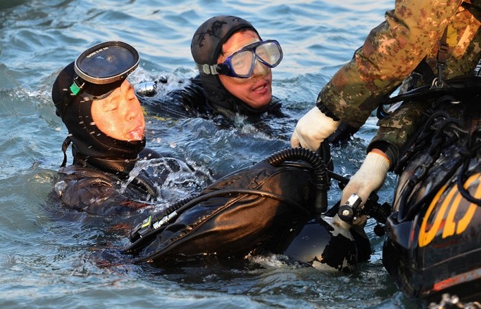 Thợ lặn Hàn Quốc tham gia tìm kiếm thi thể các nạn nhân trong vụ chìm phà Sewol.