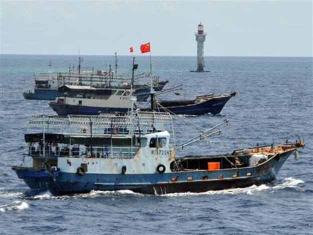 Tàu cá Trung Quốc hoạt động bất hợp pháp ở khu vực quần đảo Trường Sa thuộc chủ quyền Việt Nam, hình minh họa.