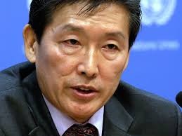 Ri Tong-il, Đại sứ Triều Tiên tại Liên Hợp Quốc đã bị ngắt micro vì phát biểu quá dài so với quy định.