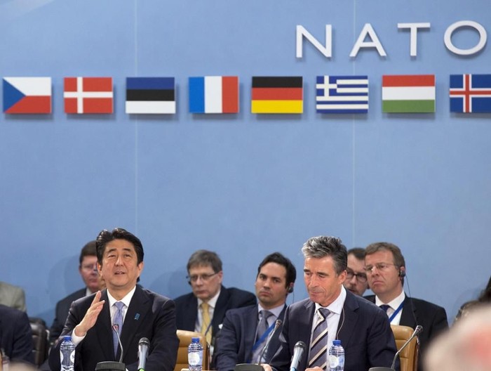 Thủ tướng Nhật Bản Shinzo Abe (trái) tại trụ sở NATO.