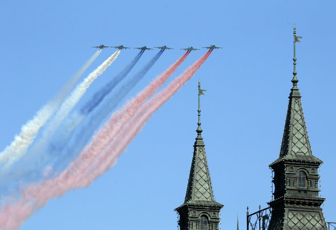 Máy bay quân sự Nga trình diễn nhào lộn trong lễ diễu binh tái hiện lịch sử.