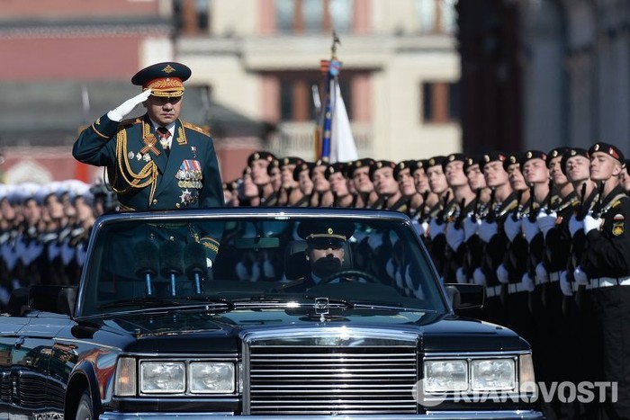 Bộ trưởng Quốc phòng Sergei Shoigu dẫn đầu đoàn diễu binh tiến vào Quảng trường Đỏ.