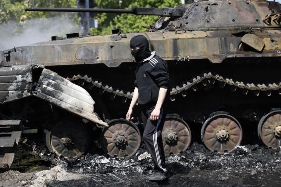 Xe bọc thép quân đội Ukraine bị đốt cháy ở Mariupol