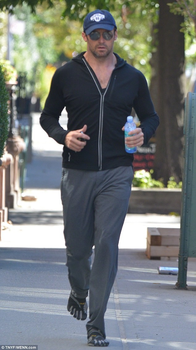 Hugh Jackman mang giầy Vibram.
