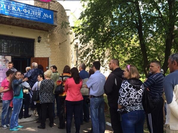 Người dân xếp hàng đi bỏ phiếu tại Donetsk.