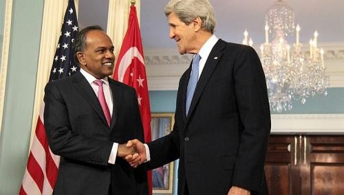 Ngoại trưởng Mỹ John Kerry (phải) và Ngoại trưởng Singapore K. Shanmugam