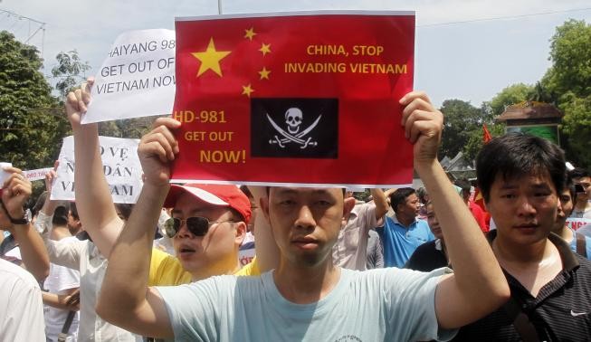 Người dânViệt Nam biểu tình phản đối giàn khoan HD981 của Trung Quốc hạ đặt trái phép trong vùng đặc quyền kinh tế và thềm lục địa của Việt Nam.