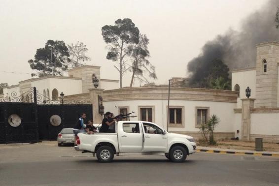 Những tay súng tấn công bên ngoài tòa nhà Quốc hội Libya ngày 18/5.