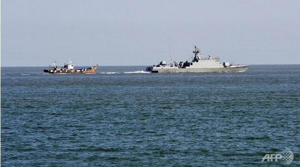 Tàu Hải quân Hàn Quốc (phải) bảo vệ tàu cá nước này hoạt động ở gần biên giới biển với Triều Tiên.