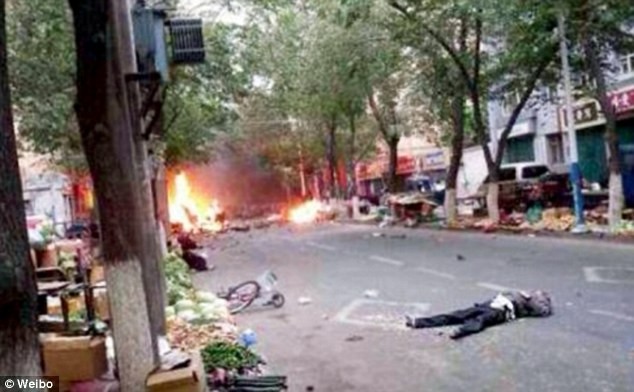Hiện trường vụ tấn công khủng bố tại khu chợ mở ở Tân Cương sáng 22/5.