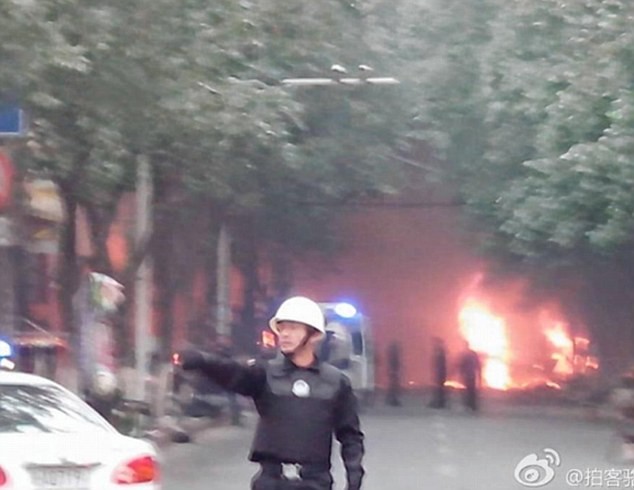Cảnh sát Tân Cương đã phong tỏa con đường dẫn tới khu chợ tạm sau vụ tấn công.