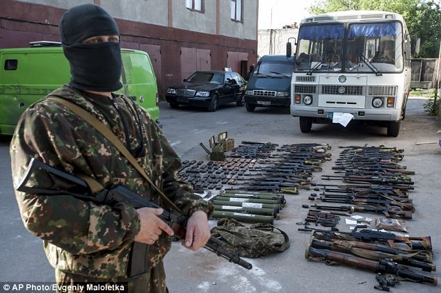 Lực lượng ly khai khoe vũ khí tịch thu sau vụ tấn công trạm kiểm soát của quân đội Ukraine.