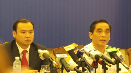 Ông Lê Hải Bình và ông Ngô Ngọc Thu trả lời các câu hỏi trong cuộc họp báo quốc tế (Ảnh: Phương Thảo)