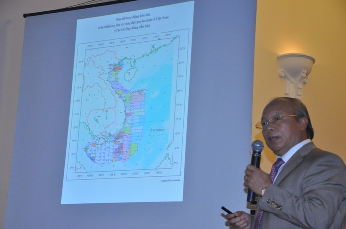 Ông Hậu công bố các bản đồ về hoạt động thăm dò và khai thác dầu khí ở thềm lục địa của Việt Nam tại buổi họp báo ngày 23/5.
