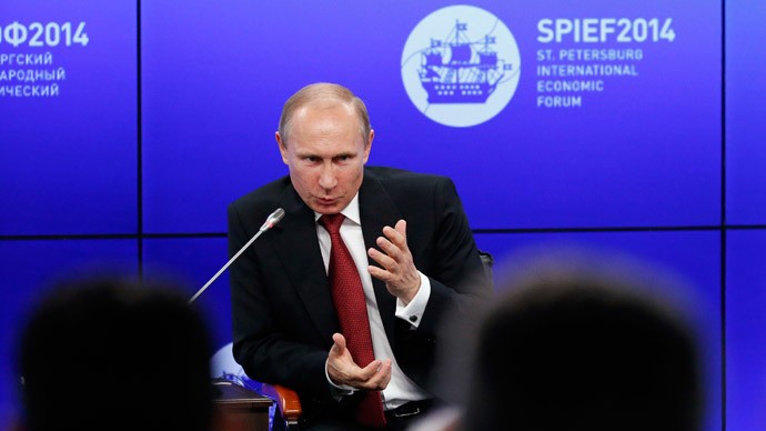 Tổng thống Putin trả lời phỏng vấni bên lề một hội nghị kinh tế ở Saint Petersburg.