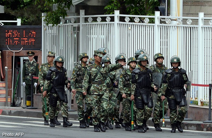 Cảnh sát Tân Cương tuần tra trên đường phố Urumqi.