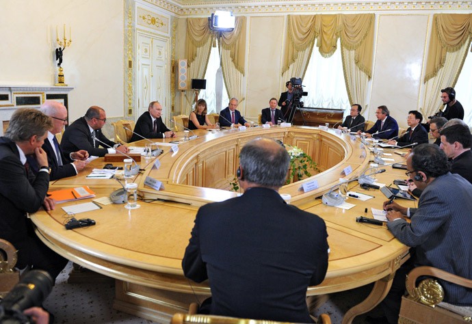 Tổng thống Nga Vladimir Putin có cuộc trò chuyện với giám đốc các hãng thông tấn quốc tế ở St Petersburg hôm 24/5.
