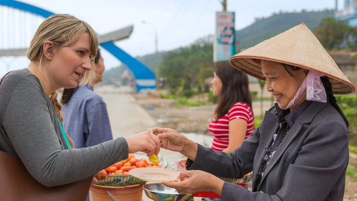 Cherie thưởng thức trái cây trên đường phố Việt Nam.