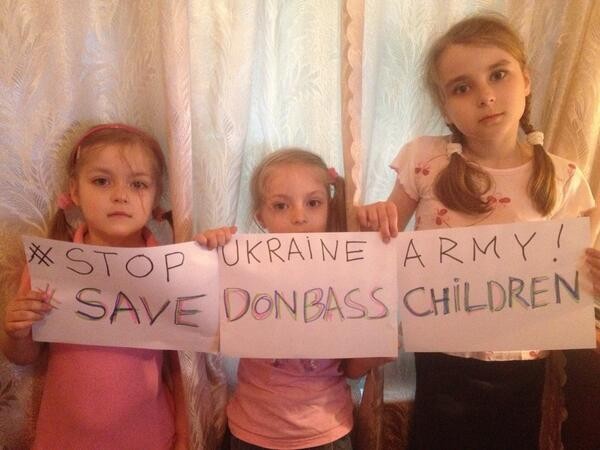 Trẻ em Donbass kêu gọi quân đội Ukraine ngừng tấn công các khu vực dân cư trong bức ảnh được chia sẻ trên Twitter.