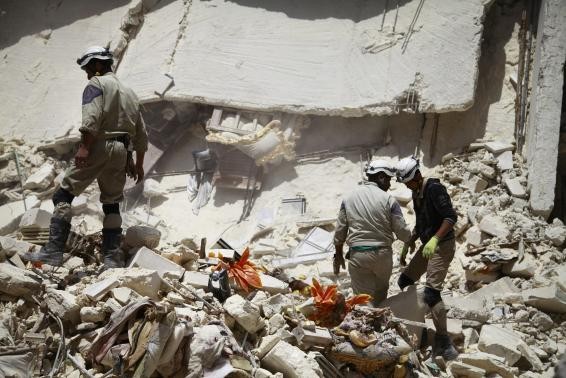 Hiện trường một vụ không kích của lực lượng chính phủ tại Aleppo ngày 2/6.