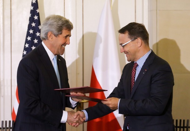 Ngoại trưởng Mỹ John Kerry (trái) và Ngoại trưởng Ba Lan Radoslaw Sikorski