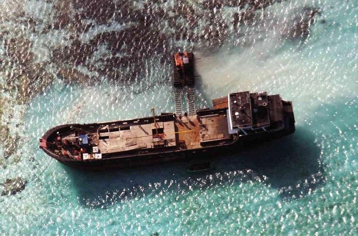 Tàu Trung Quốc đang tìm cách biến các bãi đá mà họ xâm lược được ở quần đảo Trường Sa thành đảo nhân tạo.