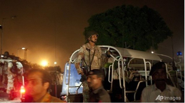 Quân đội Pakistan được triển khai tới sân bay sau vụ tấn công.