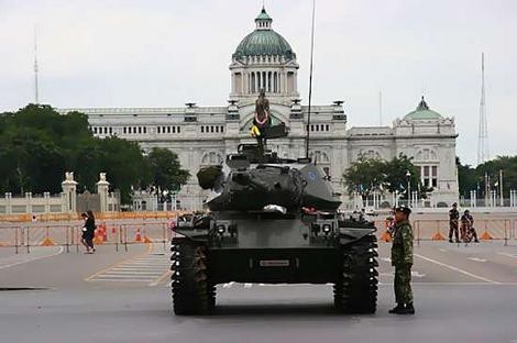 Quân đội Thái Lan bảo vệ tòa nhà Quốc hội tại Bangkok.