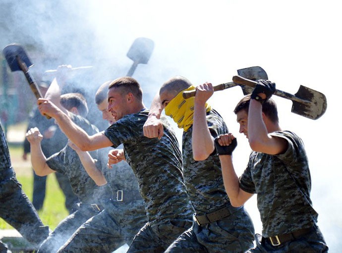 Tân binh của lực lượng Vệ binh Quốc gia Ukraine tham gia huấn luyện.