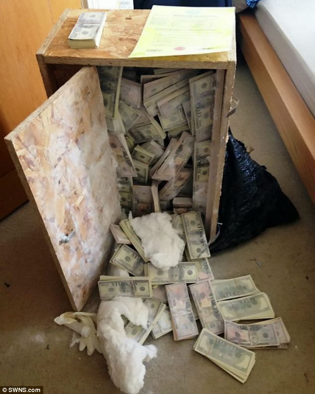 Số tiền mặt khổng lồ giấu trong chiếc hộp gỗ bên trong căn hộ bỏ không ở London.