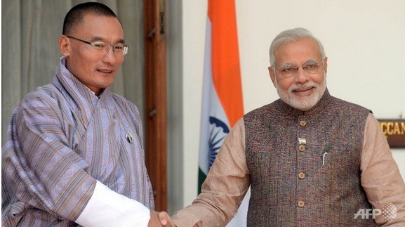 Thủ tướng Narendra Modi (phải) bắt tay Thủ tướng Bhutan Tshering Tobgay tại New Delhi trong lễ nhậm chức.